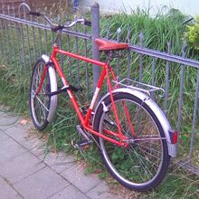 Nicht original sind die Flügelmuttern am Vorderrad, der Seitenständer sowie die Pedale. Es fehlen die Werkzeugtasche und die Luftpumpe.