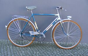 Referenz-Fahrrad (?) [=============================================== Modell 35 203, Baujahr viertes Quartal 1966, mit der letzten Rahmendekor-Variante der Luxus-Sporträder. Vollständig original erhalten. Es fehlt die Werkzeugtasche. Reifen von Kowalit.