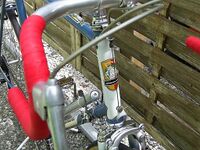 ....Mittelzugfelgenbremsen von Rasant sowie Schalthebel von Renak. Deutlich erkennbar ist das Abziehbild am Steuerkopf, welches das bisherige Steuerkopfschild aus Aluminium ersetzte.