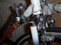 Zu dieser Zeit wurden die Schalthebel (hier: Aluminium-Schalthebel von Favorit) an Schellen befestigt. Noch bis etwa 1967 gab es stattdessen angelötete Sockel, an denen die Schalthebel befestigt wurden.