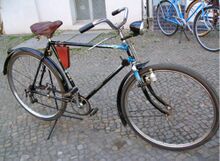 Modell EH aus dem Jahre 1949 mit Leichtmetallfelgen, verbaut ist zudem eine westdeutsche F&S-Kettenschaltung. Di Schutzbleche besitzen noch das alte (Vorkriegs-)Profil und die entsprechende Linierung.