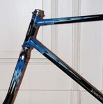 Zeitraum: vor 1945 bis 1955 Zu finden an: Touren- und Tourensporträdern Beschreibung: Strahlenkopf (dreifacher Strahl an der Gabel; Farbverlauf mittelblau-hellblau mit dunkelblauen Spitzen)