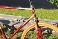 Wie bei allen Diamant-Fahrrädern dieser Zeit ist auch hier der Strahlenkopf sehr kunstvoll ausgeführt.