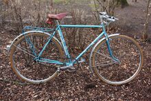 Ein Exemplar aus der ersten Jahreshälfte 1956. Vollständig und original erhalten. Ausführung mit Leerlaufzahnkranz. Das Oberrohr ist in der Nähe des Steuerkopfes minimal verbogen.