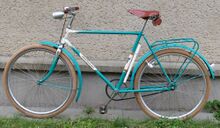 Mit überarbeitetem Rahmendekor, das nur Ende 1964/1965 verwendet wurde.