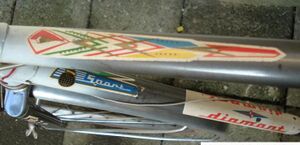 Dies war die letzte Ausführung des Rahmendekors bei den Sporträdern von Diamant, es wurde bis Mitte der Siebziger Jahre verwendet. Danach gab es die Sporträder dann nur noch mit Mifa-Dekor.