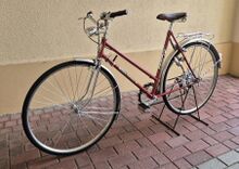 Eine Export-Sportrad von Diamant von 1988, das in der Ausstattung weitgehend dem Rennsportrad 35 771 entspricht, jedoch den typischen Damenportrad-Rahmen hat, der der Rahmennummer nach auf das Jahr 1955 zu datieren ist.
