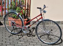 In der Ausstattung entspricht es vom Lenker abgesehen Modell 35 771, mit BSA-Tretlager, 5-Gang-Schaltung von RENAK, Grand Sport Reifen und vollcerchromter Gabel.