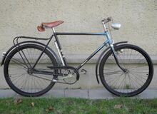 Ein Modell 35 102 von 1960 in Basisausführung mit schwarzer Lackierung und Stahlfelgen. Sattelmuffe bereits in überarbeiteter Form.