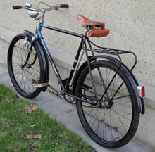 Der Sattel wurde mitsamt der Werkzeugtasche ergänzt, es könnte eventuell auch ein Sattel mit Möve-Plakette damals üblich gewesen sein.