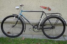 Das Rad wurde offenbar recht viel genutzt, jedoch bei guter Pflege. Den Felgen fehlt infolge einer Ausbesserung mittels schwarzer Farbe die originale Linierung.