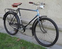 Weitgehend original erhalten, der Kettenschutz ist ein zeitgenössisches Zubehörteil. Das Lichtkabel wurde nachträglich im Rahmen verlegt.