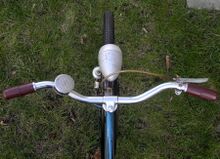 Ausstattung mit 58 cm breitem Flachlenker, die Bereifung von Kowalit wurde rekonstruiert. Scheinwerfer von FER, zu dieser Zeit wurden parallel auch solche von FEK verwendet.