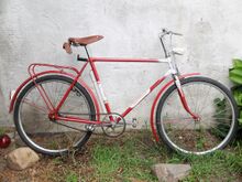 Ein rotes Modell 35 102 von 1977. Auch zu dieser Zeit noch ohne Kettenschutz und mit lackierten Stahlschutzblechen. Anhängerkupplung als zeigenössisches Zubehör.