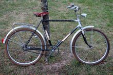 Modell 35 105 von 1971 im unrestaurierten Fundzustand. Werkzeugtasche und Kettenschutz fehlen, Luftpumpe nicht original. FER-Scheinwerfer 8707.21 mit außenliegendem Kabelanschluss. Lenker mit Plastemuffe (dunkelgrau); Felgen bereits mit Fünfkantprofil.