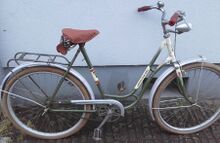 Dieses Exemplar von 1964 ist weitgehend unverbastelt erhalten. Der Kettenschutz ist hier noch aus Aluminium. Der Gepäckträger entspricht schon der moderneren Ausführung, der Scheinwerfer ist bereits das kleinere Modell 8707.14 mit 50 mm Lichtaustritt.