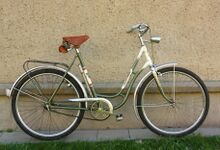 Ein original erhaltenes Modell 35 156 von 1965, lediglich die Reifen wurden erneuert. Kleidernetz fehlt.