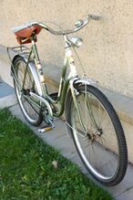 Oberrohr und Gabelscheiden tragen bereits das nochmals überarbeitete Dekor.