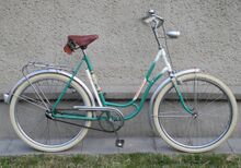 Dieses hervorragend erhaltene Modell 35 156 aus dem Jahre 1968 besitzt hingegen schon die neueren Schutzbleche mit Sicken, sowie einen verchromten Gepäckträger.