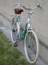 Es befindet sich im Originalzustand, nur die Bereifung wurde erneuert. Kleidernetz fehlt.