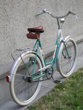 Der damals noch 61 cm breite Bocklenker gestattet eine ausgesprochen bequeme, wenn auch nicht sehr sportliche Körperhaltung beim Fahren.