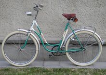 Mintgrün gab es am einfacheren Modell 35 154 auch, jedoch in einer Unilack-Variante.