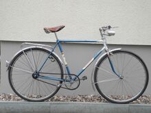 An dem völlig original erhalten gebliebenen Fahrrad fehlen lediglich die Werkzeugtasche und die Luftpumpe. Die Bereifung (Pneumant) ist jüngeren Datums.