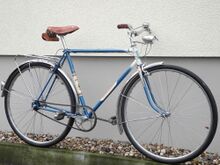 im Unterschied zur Katalogabbildung von 1965 besitzt das Fahrrad das erneut überarbeitete Dekor, den verchromten Gepäckträger und vereinfachte Steuerkopfmuffen.