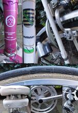 Das Ausstattungskonzept änderte sich nicht, die verwendeten Anbauteile wurden im Vergleich zum Vorwende-Modell nun jedoch fast ausschließlich von westlichen Herstellern bezogen. Unverändert blieben lediglich Schutzbleche, Klingel und Satteltasche.