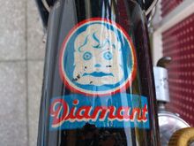 Auf dem vorderen und hinteren Schutzblech befindet sich ein Abziehbild mit dem Diamant-Kopf. (Später auch mit dem Zusatz Made in Germany, siehe unten)