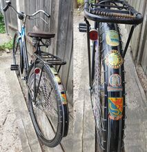 Das hintere Schutzblech ist zeittypisch mit diversen Schiebebildern versehen worden.