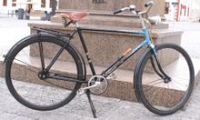 Modell EH, Baujahr Anfang 1958. Fahrradständer und Tacho-Scheinwerfer sind zeitgenössische Zubehörteile. Das vordere Schutzblech besitzt noch den kurzen Überhang, ab spätestens 1959 wurde es weiter nach vorn gezogen (siehe nachfolgende Abbildung).