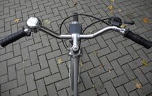 Bei dem ca. 56 cm breiten Lenkerbügel mit Alu-Vorbau ist unklar, ob es sich dabei um DDR-Teile handelt.