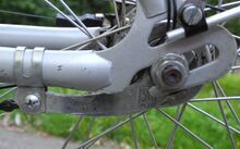 Der untere Buchstabe "D" auf dem Bremsanker der Torpedo-3-Gang-Nabe weist das Baujahr der Nabe mit 1985 aus. Da die Felgen DDR-Ware sind, ist anzunehmen, dass die 3-Gang-Naben zur Montage in die DDR importiert wurden.