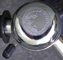 Die Klingel stammt, anders als das christliche Motiv des Klingeldeckels (Christopherus trägt Jesus über einen Fluss) erwarten lässt, aus DDR-Produktion.