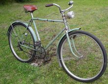 Auch dieses mintgrüne Exemplar von 1954 wurde nachträglich mit einer Gangschaltung ausgestattet. Das Anlötteil für das Strebenrücklicht ist hier noch vorhanden. Gepäckträger nicht original.