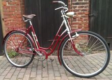 Ein weiteres Modell 102 von 1955 im Originalzustand. Lediglich Kleidernetz und Werkzeugtasche fehlen. Ledersattel vom VEB Lederwarenfabrik Mühlhausen, Strebenrücklicht und Scheinwerfer von FEK, Bereifung von TSG.