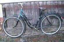 Diamant Modell 102 von Anfang 1955. Rücklicht, Lenkergriffe und Pedale nicht original. Echtledersattel vom VEB Lederwarenfabrik Mühlhausen, bereits mit breiten Alufelgen. Kettenblatt noch in der älteren Form.