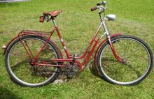 Ein originales Exemplar von 1956. Es fehlen lediglich die Luftpumpe und das Kleidernetz. Beleuchtung von FEK. Nunmehr mit Seilzugbremse ausgestattet und mit überarbeitetem Steuerkopfschild.