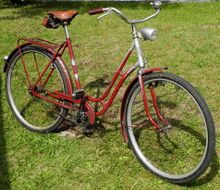 In Ausstattung und Gestaltung besteht große Ähnlichkeit zum späteren 26" - Modell 202.