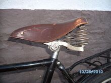 Das Rad ist ausgestattet mit einem LLM-Sattel, Bakelitgriffen Marke Tempo, ...