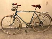 Ein Modell 108 von 1954 in hellblauer Originallackierung mit Strahlenkopf. Der Vorbau von Grünert war im Fundzustand vorhanden, der Gesundheitslenker wurde ebenso wie Sattel, Lenkergriffe, Ständer zeitgenössisch ergänzt. Speichen und Bereifung wurden erneuert.