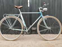 Ein weiteres frühes Exemplar von Anfang 1955 in hellblauer Originallackierung mit Strahlenkopf. Diverse Anbauteile nicht original.