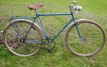 Dieses Modell 108 (Baujahr 1957) besitzt eine blaue Metallic-Lackierung und das seit Ende 1956 typische Rahmendekor.