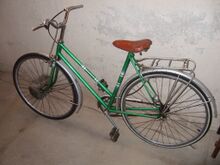 Dieses Modell 109 (unvollständiger Fundzustand) besitzt bereits eine Metalleffektlackierung sowie das 1955/56 verwendete Rahmendekor.