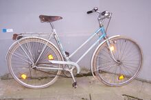 Modell 109, Baujahr 1955. Hier mit einer auch schon 1954 verwendeten graublauen Lackierung. Interessantes Detail sind die Pedale mit Aluminiumfassung, sowie das vermutlich originale Kleidernetz aus schwarzem Gummi.