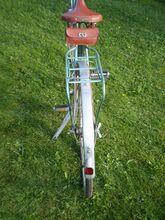 Typisch für das Modell 109 ist der Sportsattel mit einer "Möve"-Plakette. Zu dieser Zeit wurden auch die Werkzeugtaschen noch aus Leder gefertigt.