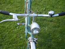 Anders als das Modell 108 besaß die Damen-Ausführung einen Sportlenker ohne Vorbau. Die Bremsgriffe von Optima orientierten sich an denen für Rennräder und wurden ebenfalls mit Schellen am Lenker befestigt.