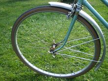 Bis 1959 besaßen die Schutzbleche ausgeprägte Spitzen ("Nasen") an den Enden. Danach wichen diese einer weniger empfindlichen Rundung am Ende der Bleche. Interessant ist auch die zweifarbige Originalbereifung.