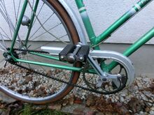 Ein weiteres Exemplar in derselben Lackierung, Reifen nicht original. Markant sind die Tretkurbeln aus Aluminium. Kettenschutz und Gepäckträger original silberfarben.